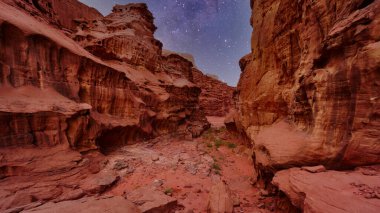 Wadi Rum Çölü 'nün görkemli manzarası, Ürdün, Ay Vadisi. Turuncu kum, Samanyolu gökyüzü. Uzay gece duvar kağıdını kopyala. Toprağın güzelliğini keşfet. Ulusal park açık hava manzarası.