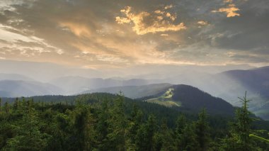 Yeşil yaz dağlarında bulutlu dramatik güzel sabah gökyüzü. Canlı bir duvar kâğıdı. Dünya konseptinin sakin güzelliği. Karpatlar, Ukrayna..