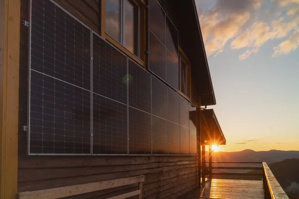Solpaneler Trävägg Vackert Stort Modernt Hus Och Solenergi Solens Morgonstrålar — Stockfoto