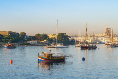 Sliema körfezinde geleneksel tekne, feribot ve yatlar, Malta.