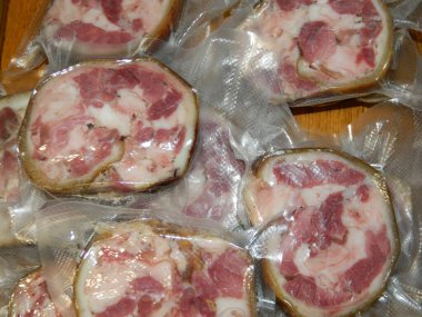 Süpürge ambalajında el yapımı domuz budu rulosu