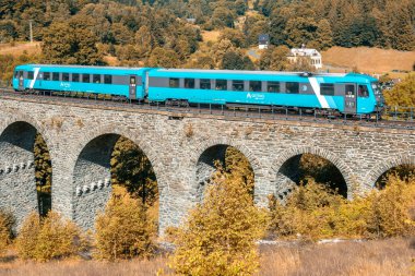 Kritof dol 'daki Novin demiryolu viyadüklüğü önemli bir teknik anıttır..