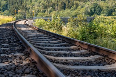 Kritof dol 'daki Novin demiryolu viyadüklüğü önemli bir teknik anıttır..
