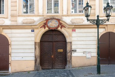 Saray, kral kelebeklerinin ve soyluların temsili ikametgahı anlamına gelir, daha sonra da şehirde çarpıcı ve mimari açıdan önemli bir bina.