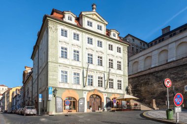 Saray, kral kelebeklerinin ve soyluların temsili ikametgahı anlamına gelir, daha sonra da şehirde çarpıcı ve mimari açıdan önemli bir bina.