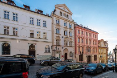Saray, kral kelebeklerinin ve soyluların temsili ikametgahı anlamına gelir, daha sonra da şehirde çarpıcı ve mimari açıdan önemli bir bina.