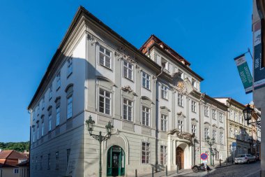 Saray, kral kelebeklerinin ve soyluların temsili ikametgahı anlamına gelir, daha sonra da şehirde çarpıcı ve mimari açıdan önemli bir bina.