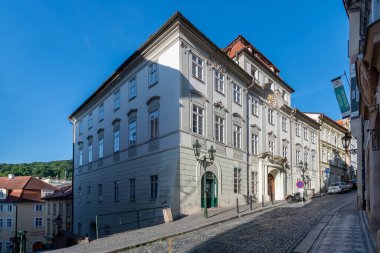 Saray, kral kelebeklerinin ve soyluların temsili ikametgahı anlamına gelir, daha sonra da şehirde çarpıcı ve mimari açıdan önemli bir bina.