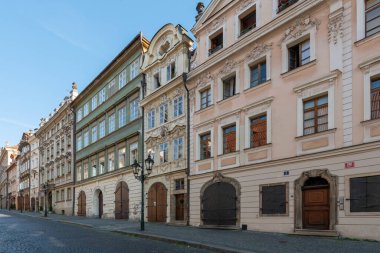 Saray, kral kelebeklerinin ve soyluların temsili ikametgahı anlamına gelir, daha sonra da şehirde çarpıcı ve mimari açıdan önemli bir bina.