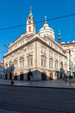 Saray, kral kelebeklerinin ve soyluların temsili ikametgahı anlamına gelir, daha sonra da şehirde çarpıcı ve mimari açıdan önemli bir bina.