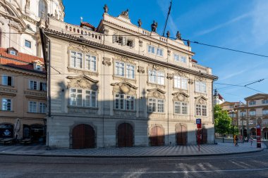 Saray, kral kelebeklerinin ve soyluların temsili ikametgahı anlamına gelir, daha sonra da şehirde çarpıcı ve mimari açıdan önemli bir bina.