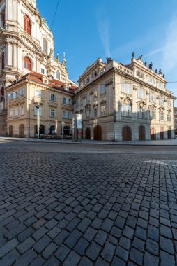 Saray, kral kelebeklerinin ve soyluların temsili ikametgahı anlamına gelir, daha sonra da şehirde çarpıcı ve mimari açıdan önemli bir bina.