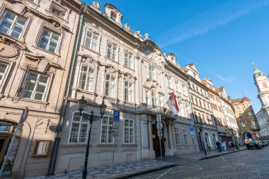 Saray, kral kelebeklerinin ve soyluların temsili ikametgahı anlamına gelir, daha sonra da şehirde çarpıcı ve mimari açıdan önemli bir bina.