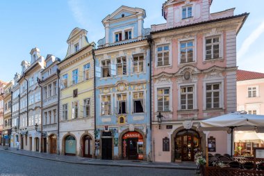 Saray, kral kelebeklerinin ve soyluların temsili ikametgahı anlamına gelir, daha sonra da şehirde çarpıcı ve mimari açıdan önemli bir bina.