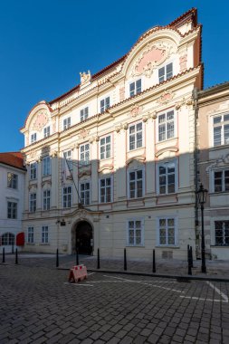 Saray, kral kelebeklerinin ve soyluların temsili ikametgahı anlamına gelir, daha sonra da şehirde çarpıcı ve mimari açıdan önemli bir bina.