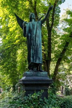 Olsany Mezarlığı, Çek Cumhuriyeti 'nin Prag kentindeki en büyük mezarlıktır ve bir zamanlar iki milyona yakın cenaze töreni düzenlenmiştir. Mezarlık, özellikle dikkat çekici yeni sanat eserleriyle ünlüdür.
