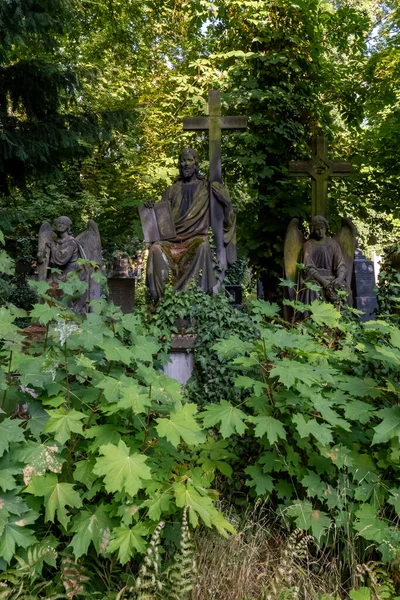 奥尔萨尼公墓 Olsany Cemeteries 是捷克共和国布拉格最大的墓地 曾计划举行多达200万次的葬礼 墓园以其许多引人注目的新艺术纪念碑而闻名 — 图库照片
