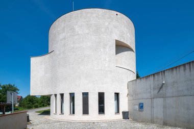 Sazovice Kilisesi, 13 Mayıs 2017 tarihinde Olomouc Başpiskoposu Jan Graubner tarafından kutsanmıştır. Kilise ayrıca bir halk merkezi, salon ve kulüp binasını da içerir.. 