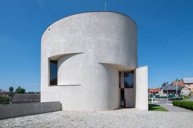Sazovice Kilisesi, 13 Mayıs 2017 tarihinde Olomouc Başpiskoposu Jan Graubner tarafından kutsanmıştır. Kilise ayrıca bir halk merkezi, salon ve kulüp binasını da içerir.. 