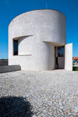 Sazovice Kilisesi, 13 Mayıs 2017 tarihinde Olomouc Başpiskoposu Jan Graubner tarafından kutsanmıştır. Kilise ayrıca bir halk merkezi, salon ve kulüp binasını da içerir.. 