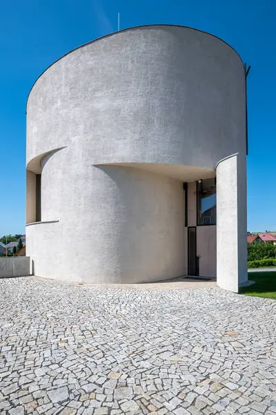 Sazovice Kilisesi, 13 Mayıs 2017 tarihinde Olomouc Başpiskoposu Jan Graubner tarafından kutsanmıştır. Kilise ayrıca bir halk merkezi, salon ve kulüp binasını da içerir.. 