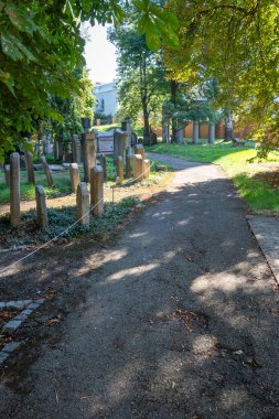 Olany 'deki ilk Yahudi mezarlığı olan Ikov' daki eski Yahudi mezarlığı 1680 yılında Prag Yahudi cemaati için veba mezarlığı olarak kuruldu.. 