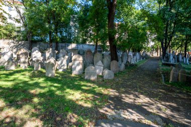 Olany 'deki ilk Yahudi mezarlığı olan Ikov' daki eski Yahudi mezarlığı 1680 yılında Prag Yahudi cemaati için veba mezarlığı olarak kuruldu.. 