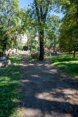 Olany 'deki ilk Yahudi mezarlığı olan Ikov' daki eski Yahudi mezarlığı 1680 yılında Prag Yahudi cemaati için veba mezarlığı olarak kuruldu.. 