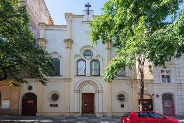 Karln, yerel varlıklı Yahudi cemaati için Karln Sinagogu 'ndaydı, çünkü Karln 1921 sonuna kadar ağırlıklı olarak endüstriyel ve ticari odaklı bağımsız bir kasabaydı ve buradaki pek çok varlıklı imalatçı ve tüccar Yahudiydi.. 