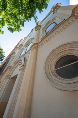 Karln, yerel varlıklı Yahudi cemaati için Karln Sinagogu 'ndaydı, çünkü Karln 1921 sonuna kadar ağırlıklı olarak endüstriyel ve ticari odaklı bağımsız bir kasabaydı ve buradaki pek çok varlıklı imalatçı ve tüccar Yahudiydi.. 