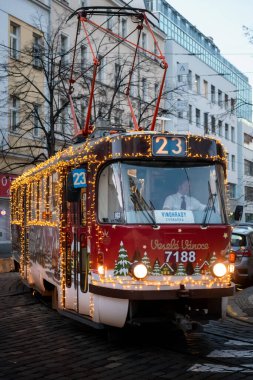 Tatra T3 tramvayı Noel için dekore edildi. T3, KD Tatra tarafından üretilen Çek tramvayı türüdür. 1960 ve 1999 yılları arasında 13.991 güç ünitesi ve 122 elektriksiz römork dünya çapında satıldı.. 