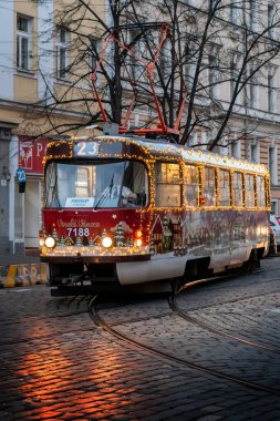 Tatra T3 tramvayı Noel için dekore edildi. T3, KD Tatra tarafından üretilen Çek tramvayı türüdür. 1960 ve 1999 yılları arasında 13.991 güç ünitesi ve 122 elektriksiz römork dünya çapında satıldı.. 