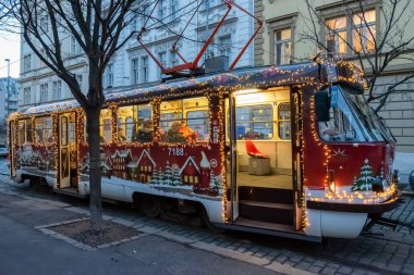Tatra T3 tramvayı Noel için dekore edildi. T3, KD Tatra tarafından üretilen Çek tramvayı türüdür. 1960 ve 1999 yılları arasında 13.991 güç ünitesi ve 122 elektriksiz römork dünya çapında satıldı.. 