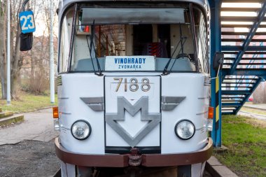 Metropolisimizdeki metro operasyonunun başlamasından bu yana geçen 50 yılın anısına T3 7188 tramvayındaki ES metro vagonunun anısına çıkarılan yeni bir çıkartma sembolize edilmiştir.. 