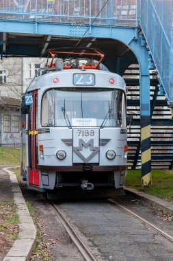Metropolisimizdeki metro operasyonunun başlamasından bu yana geçen 50 yılın anısına T3 7188 tramvayındaki ES metro vagonunun anısına çıkarılan yeni bir çıkartma sembolize edilmiştir.. 