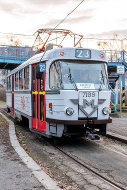 Metropolisimizdeki metro operasyonunun başlamasından bu yana geçen 50 yılın anısına T3 7188 tramvayındaki ES metro vagonunun anısına çıkarılan yeni bir çıkartma sembolize edilmiştir.. 