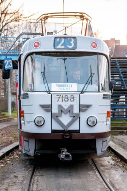 Metropolisimizdeki metro operasyonunun başlamasından bu yana geçen 50 yılın anısına T3 7188 tramvayındaki ES metro vagonunun anısına çıkarılan yeni bir çıkartma sembolize edilmiştir.. 