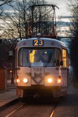 Metropolisimizdeki metro operasyonunun başlamasından bu yana geçen 50 yılın anısına T3 7188 tramvayındaki ES metro vagonunun anısına çıkarılan yeni bir çıkartma sembolize edilmiştir.. 
