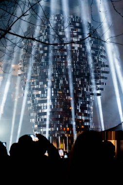 Franz Kafka 'nın Başı, David Ern' ün Bohem yazar Franz Kafka 'yı tasvir eden açık hava kinetik heykeli. Kinetik heykel 10,6 metre yüksekliğinde ve 42 dönmeyen paslanmaz heykelden yapılmıştır..
