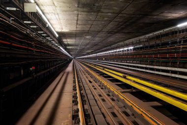 İstasyonlar arasındaki metro tüneli Vysehrad ve I.P. Pavlova