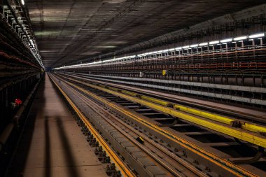 İstasyonlar arasındaki metro tüneli Vysehrad ve I.P. Pavlova