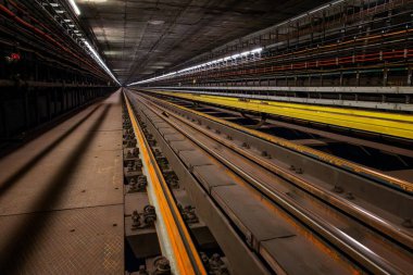 İstasyonlar arasındaki metro tüneli Vysehrad ve I.P. Pavlova