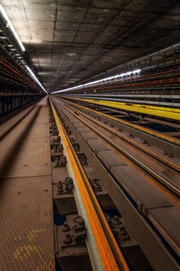 İstasyonlar arasındaki metro tüneli Vysehrad ve I.P. Pavlova