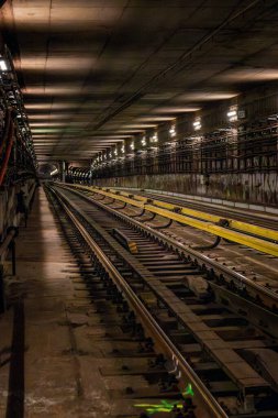 İstasyonlar arasındaki metro tüneli Vysehrad ve I.P. Pavlova