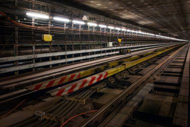 İstasyonlar arasındaki metro tüneli Vysehrad ve I.P. Pavlova