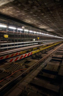 İstasyonlar arasındaki metro tüneli Vysehrad ve I.P. Pavlova