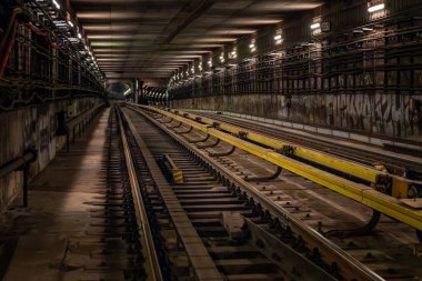 İstasyonlar arasındaki metro tüneli Vysehrad ve I.P. Pavlova