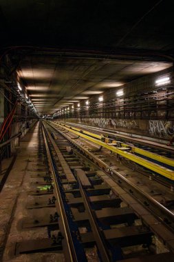 İstasyonlar arasındaki metro tüneli Vysehrad ve I.P. Pavlova
