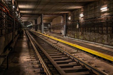 İstasyonlar arasındaki metro tüneli Vysehrad ve I.P. Pavlova