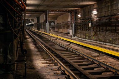 İstasyonlar arasındaki metro tüneli Vysehrad ve I.P. Pavlova